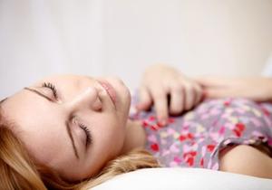 النوم دون إطفاء النور يقضي على جهاز المناعة