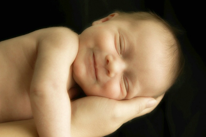 اكتشفت دراسة أسترالية حديثة أن الأطفال الرضع الذين ينامون على بطونهم يعانون انخفاض