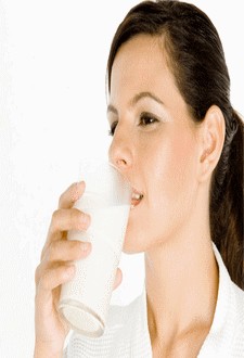 دراسة: تناول الحليب يزيد قدرة الإنجاب عند النساء