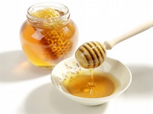 بالعسل والسكر .. تخلصي من المسامات الواسعة