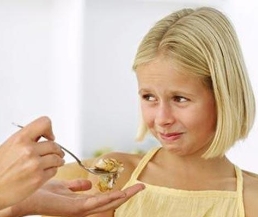 كيفية تعامل الأم مع مشاكل التغذية عند الأطفال