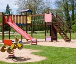 كيف نحافظ على سلامة أطفالنا في ساحة اللعب العامة