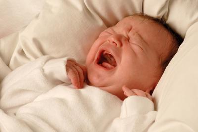 كيف توقفين بكاء الطفل؟ – بكاء المرض يختلف عن بكاء الانزعاج أو الجوع لدى الطفل الرضيع