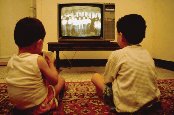 : مشاهدة التليفزيون اكثر من ساعه يوميا تؤثر علي قدرات الطفل العقلية